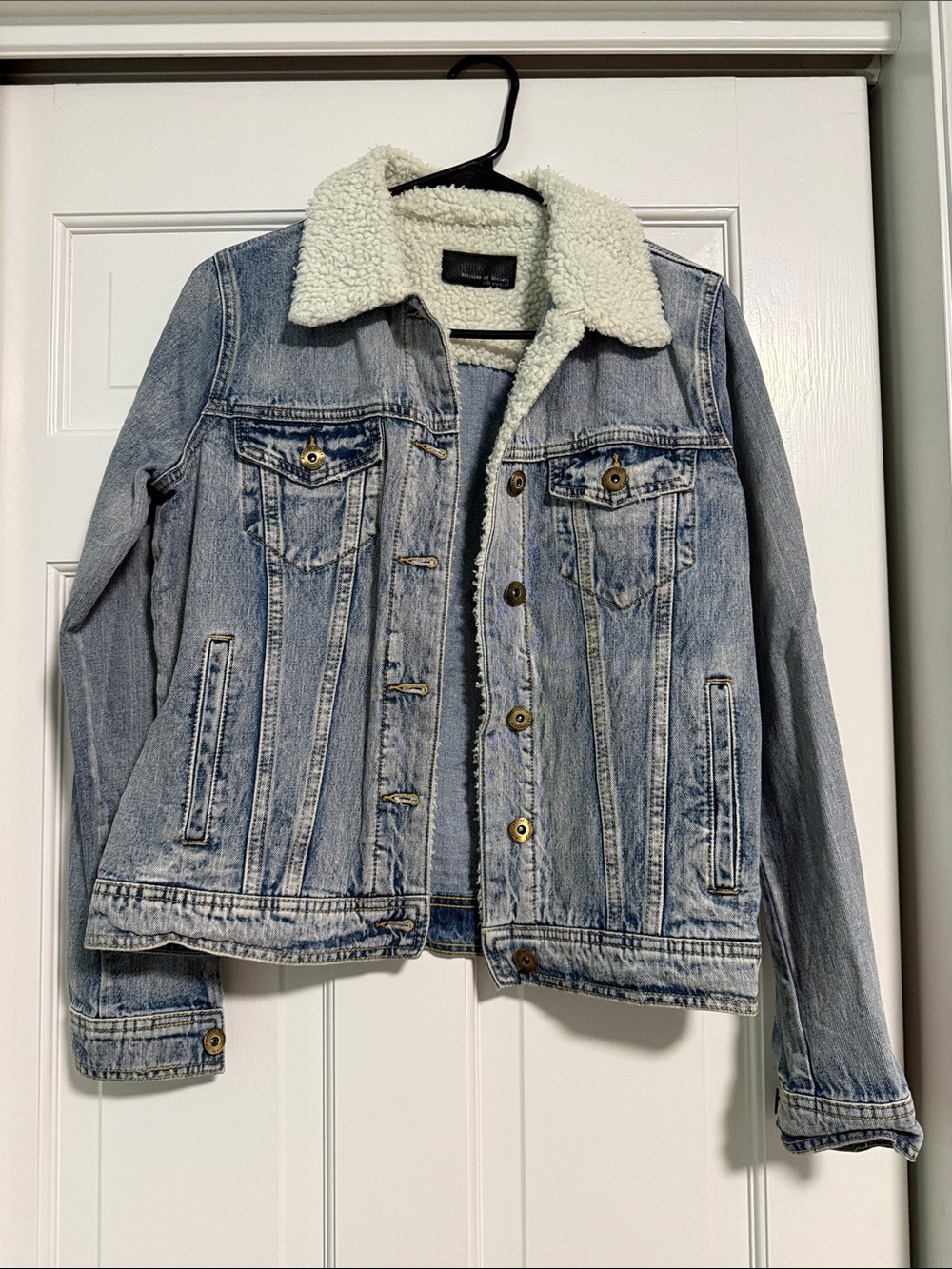 Sherpa-Lined Collar Light Wash Denim Jacket - Blue - Picture 1 of 4